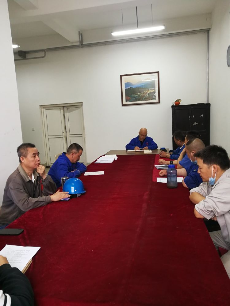機(jī)加裝配黨支部召開(kāi)全體黨員大會(huì)，組織主題教育學(xué)習(xí)。