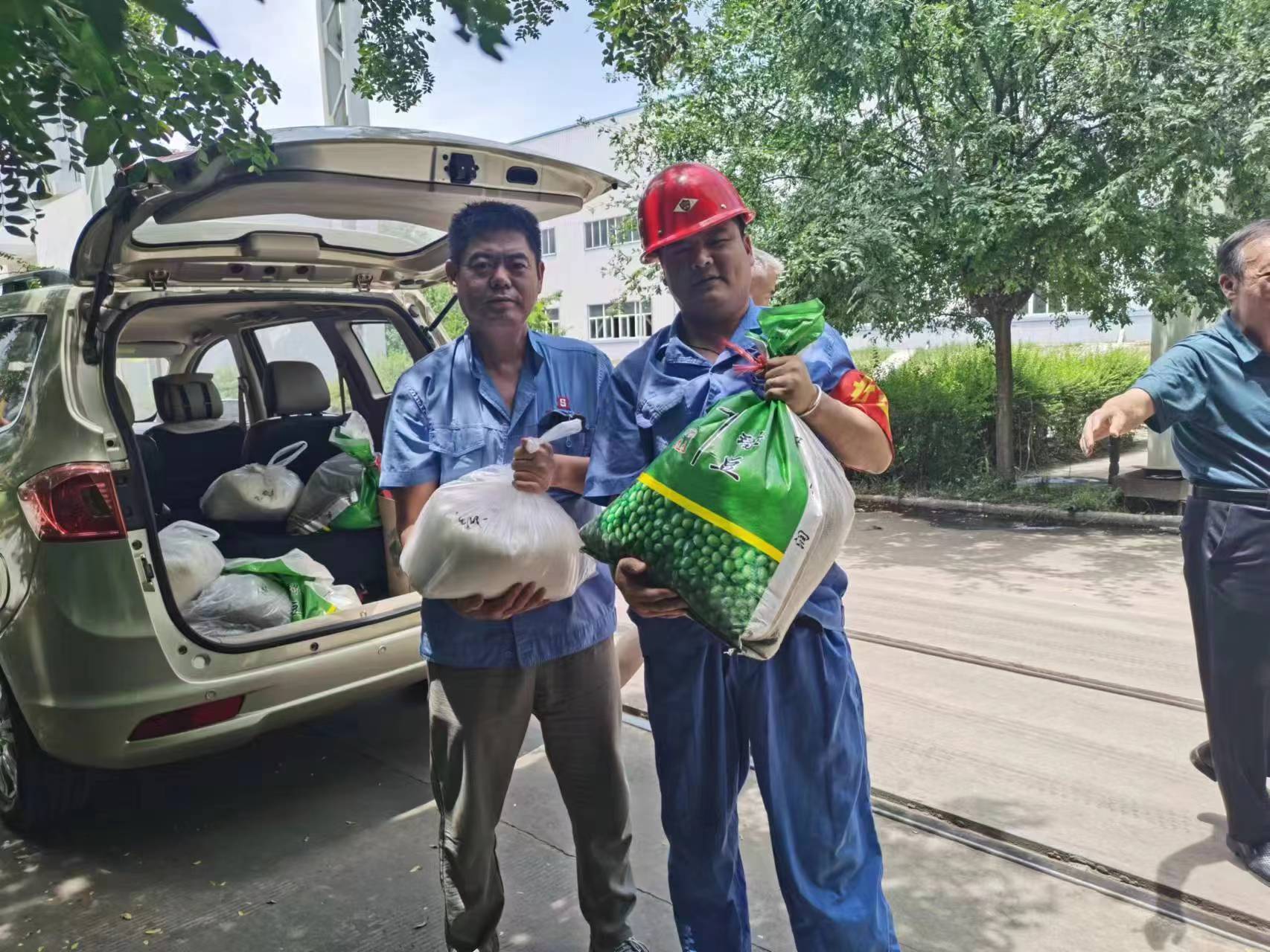 給一線(xiàn)生產(chǎn)車(chē)間和工地職工購(gòu)買(mǎi)了一批白糖、綠豆等防暑降溫品送到了車(chē)間工地